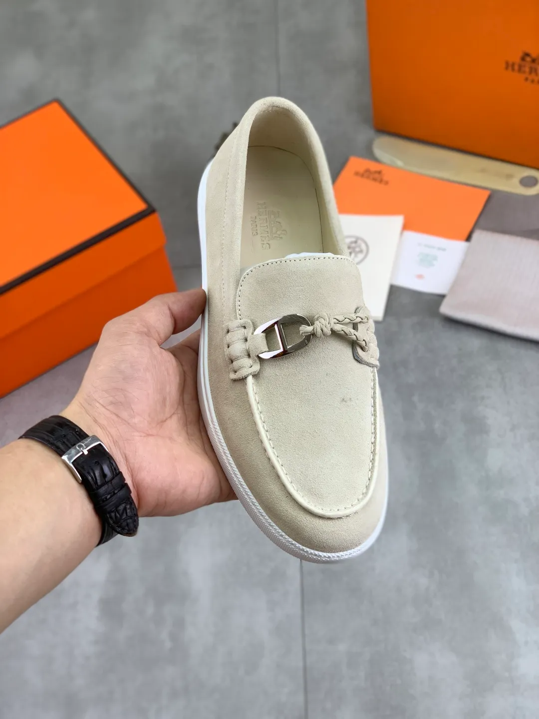 Factory price P600, new model, top version, original order, Hermes men's Drift Sneaker, new summer casual sports shoes, original purchase, development, production, H family men's classic series, technical breathable fabrics with cowhide, casual sports shoes, casual sports dad shoes, combined with high-tech breathable materials and cowhide, H family exclusive button decoration on the side. The outsole is full of H italic design and bright colors to show vitality and continue the brand design inspiration. Stroll around the city lightly and feel free and comfortable. Delivered in exquisite packaging🛍📦 ▪️Fabric: original customized breathable material + first layer of frosted cowhide ▪️Inner: cowhide feet ▪️Outsole: molded and evacuated PU+TPU material ▪️Size: 35-45 Multiple colors available Premium packaging
